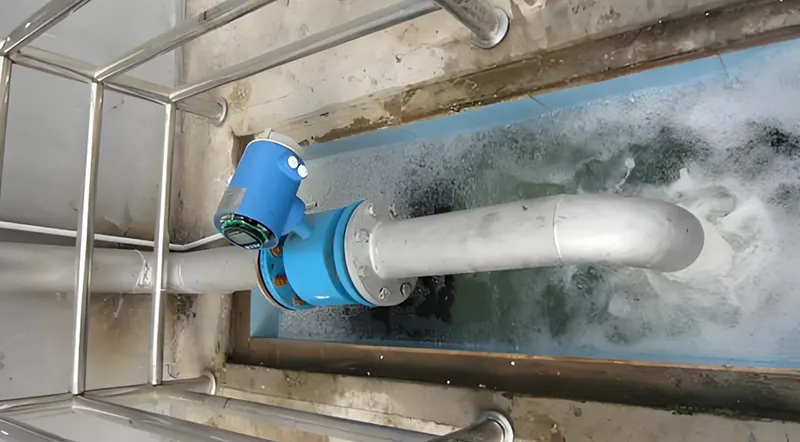 Aliran air sisa diukur dengan magmeter Wastewater flow measured by magmeter